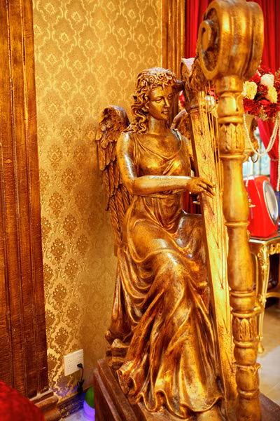 Nhìn chung, không gian thoáng đãng và không kém phần tinh tế sắc sảo với tông đỏ, vàng kim và sắc trắng làm chủ đạo. Ảnh: ngoisao.net.