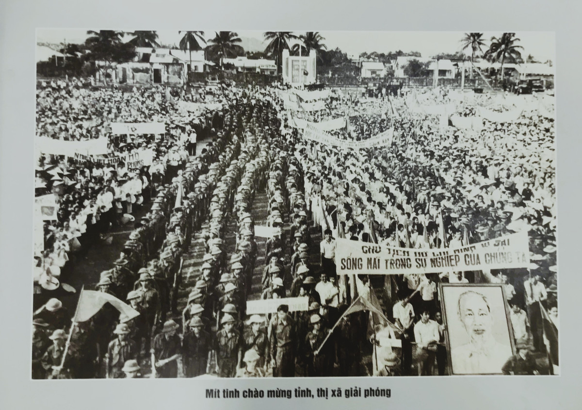 Quân và dân trong ngày thị xã giải phóng.