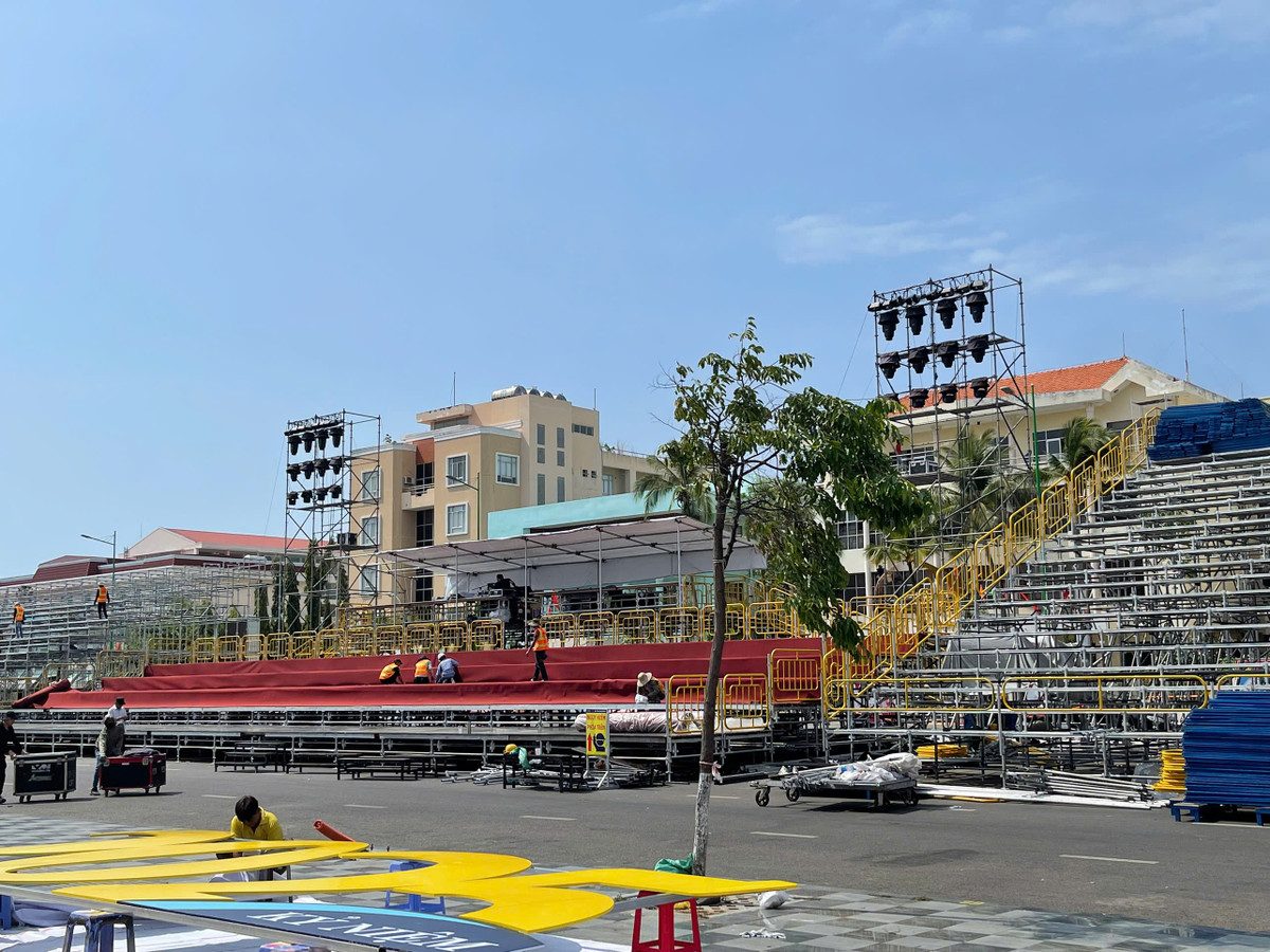 Cũng trong cùng ngày, ghi nhận của Báo Trị thức và Cuộc sống, cụm sân khấu chính trước Nhà hát và Triển lãm văn hóa nghệ thuật tỉnh Bình Thuận đang gấp rút hoàn thiện. Khán đài 3.000 chỗ ngồi cùng hệ thống màn hình LED, âm thanh, ánh sáng được thi công liên tục ngày đêm để sẵn sàng cho Lễ mít tinh trọng thể vào tối 19/4 tới.