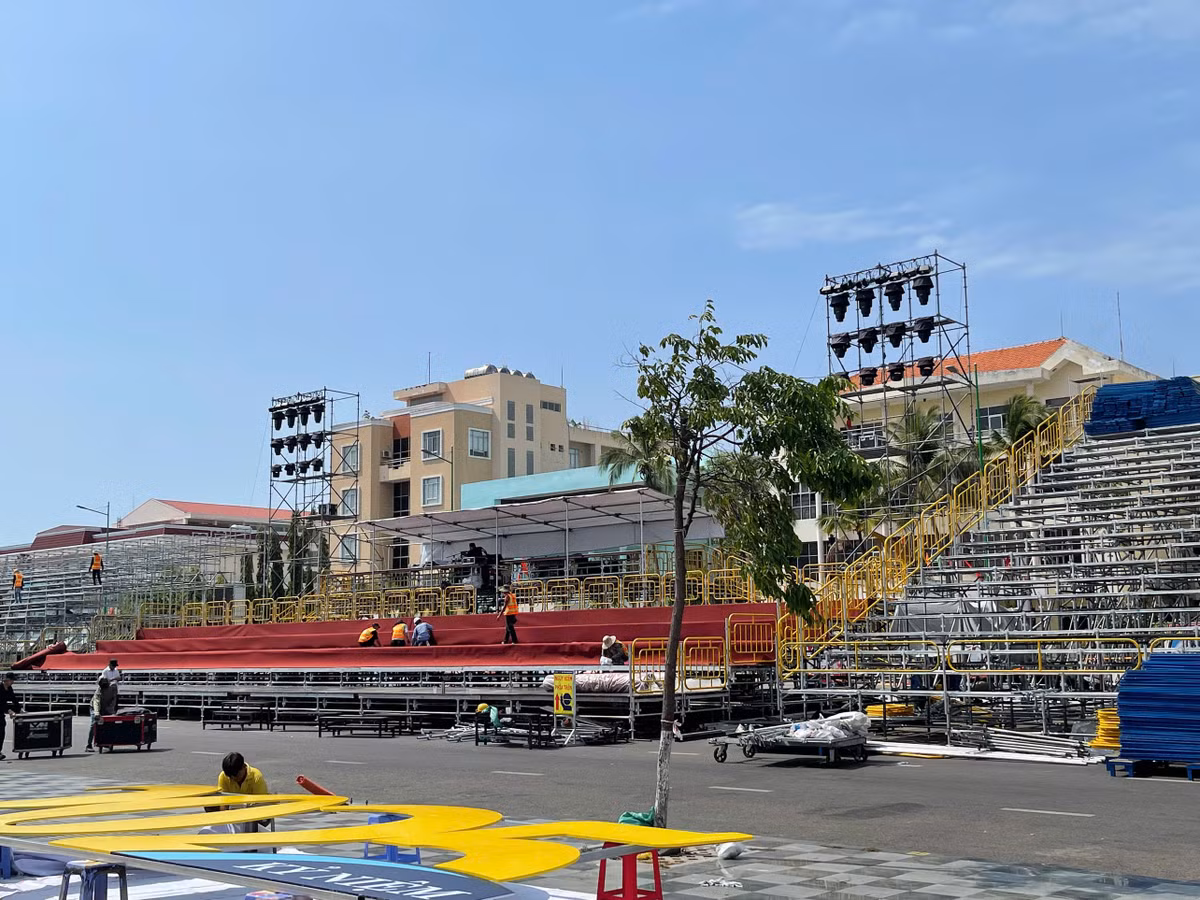 Cũng trong cùng ngày, ghi nhận của Báo Trị thức và Cuộc sống, cụm sân khấu chính trước Nhà hát và Triển lãm văn hóa nghệ thuật tỉnh Bình Thuận đang gấp rút hoàn thiện. Khán đài 3.000 chỗ ngồi cùng hệ thống màn hình LED, âm thanh, ánh sáng được thi công liên tục ngày đêm để sẵn sàng cho Lễ mít tinh trọng thể vào tối 19/4 tới.