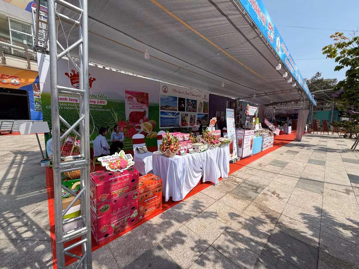 Bên cạnh yếu tố lịch sử, khuôn viên triển lãm còn mang đậm hơi thở hiện đại với khu trưng bày sản phẩm OCOP, nông sản đặc trưng của địa phương như thanh long, nước mắm, mủ trôm, gạo cùng các sản phẩm chế biến từ thủy sản.