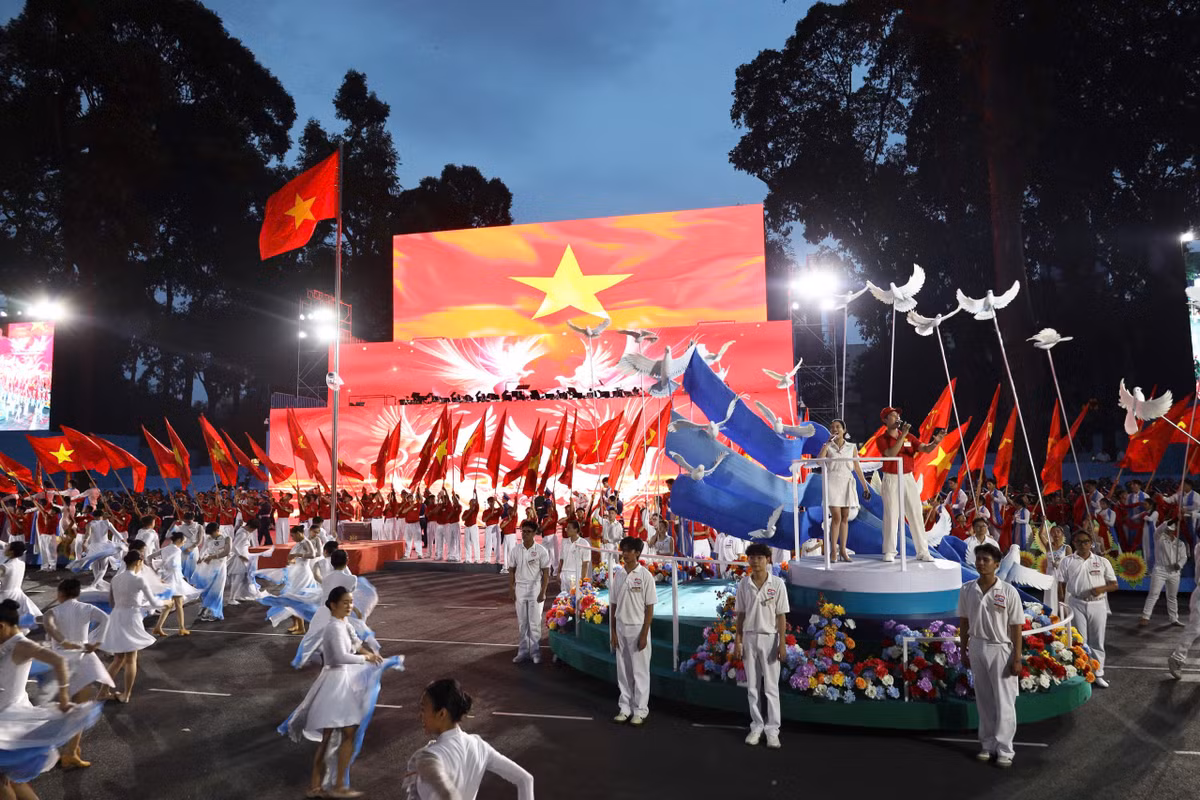 Ngay từ những phút mở màn, các tiết mục đã thu hút sự chú ý của người xem bởi sự hoành tráng trong dàn dựng, sắc màu rực rỡ của sân khấu và tinh thần hào hùng được thể hiện trọn vẹn qua từng động tác, lời ca.