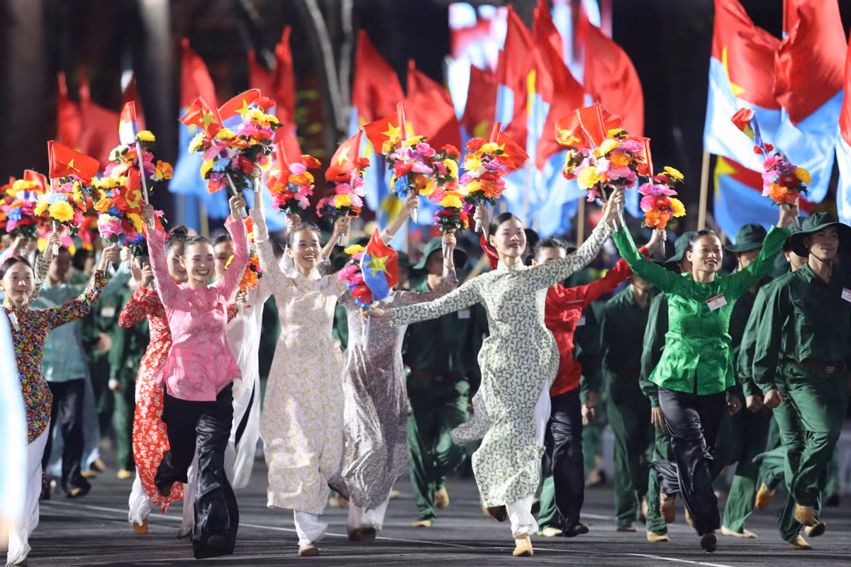 Những ca khúc cách mạng vang lên trong không gian trang nghiêm, hào sảng.