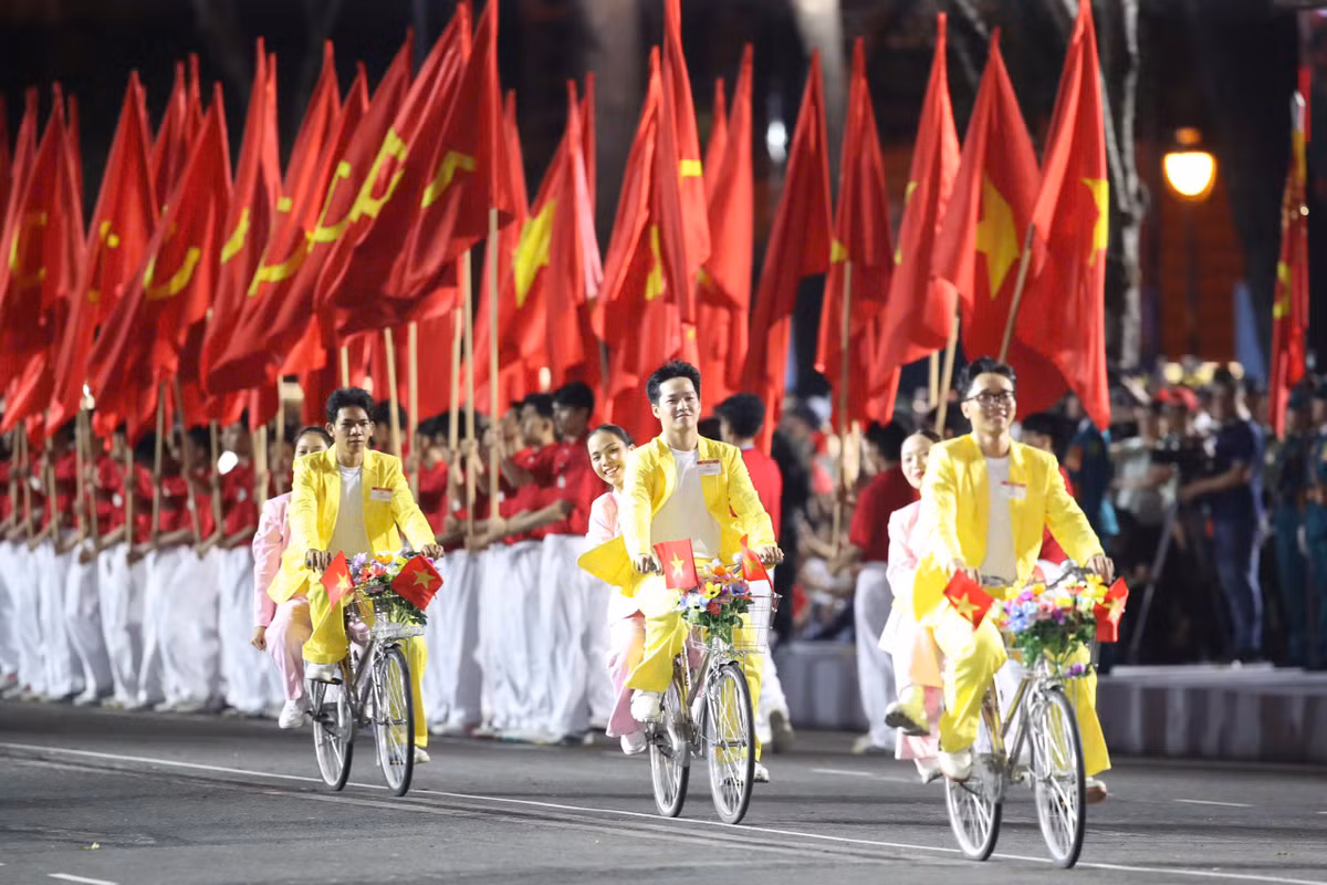 Toàn cảnh sân khấu đêm sơ duyệt với ánh sáng rực rỡ, lá cờ Tổ quốc tung bay trên nền trời đêm.