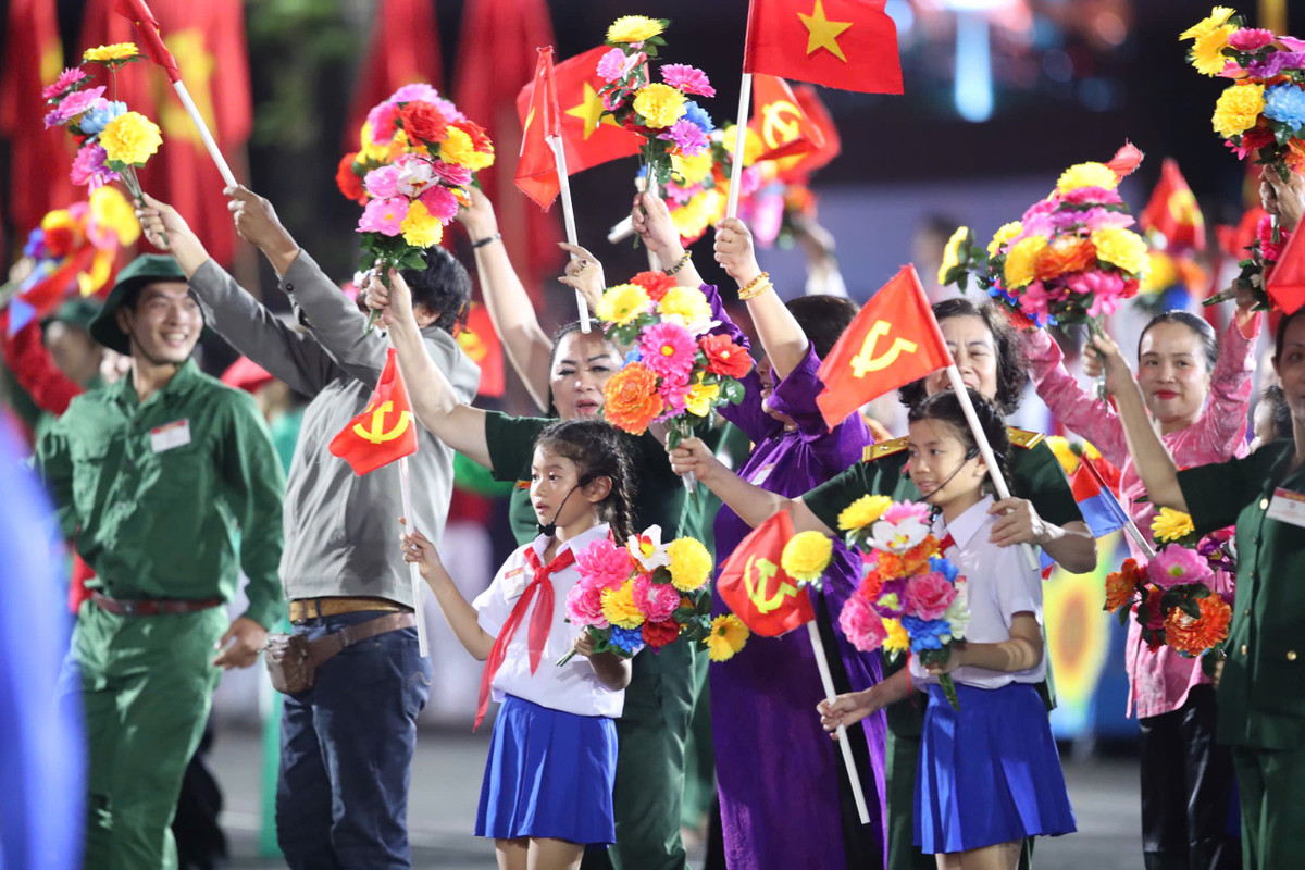 Gương mặt rạng rỡ, đầy tự hào của các diễn viên trẻ khi hoàn thành phần trình diễn.