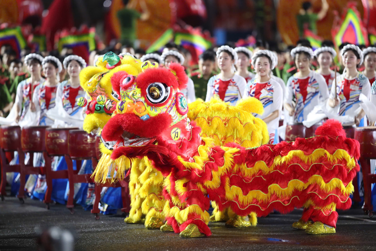 Màn múa lân mở màn tạo không khí sôi động trong đêm sơ duyệt, thu hút sự chú ý của đông đảo khán giả.