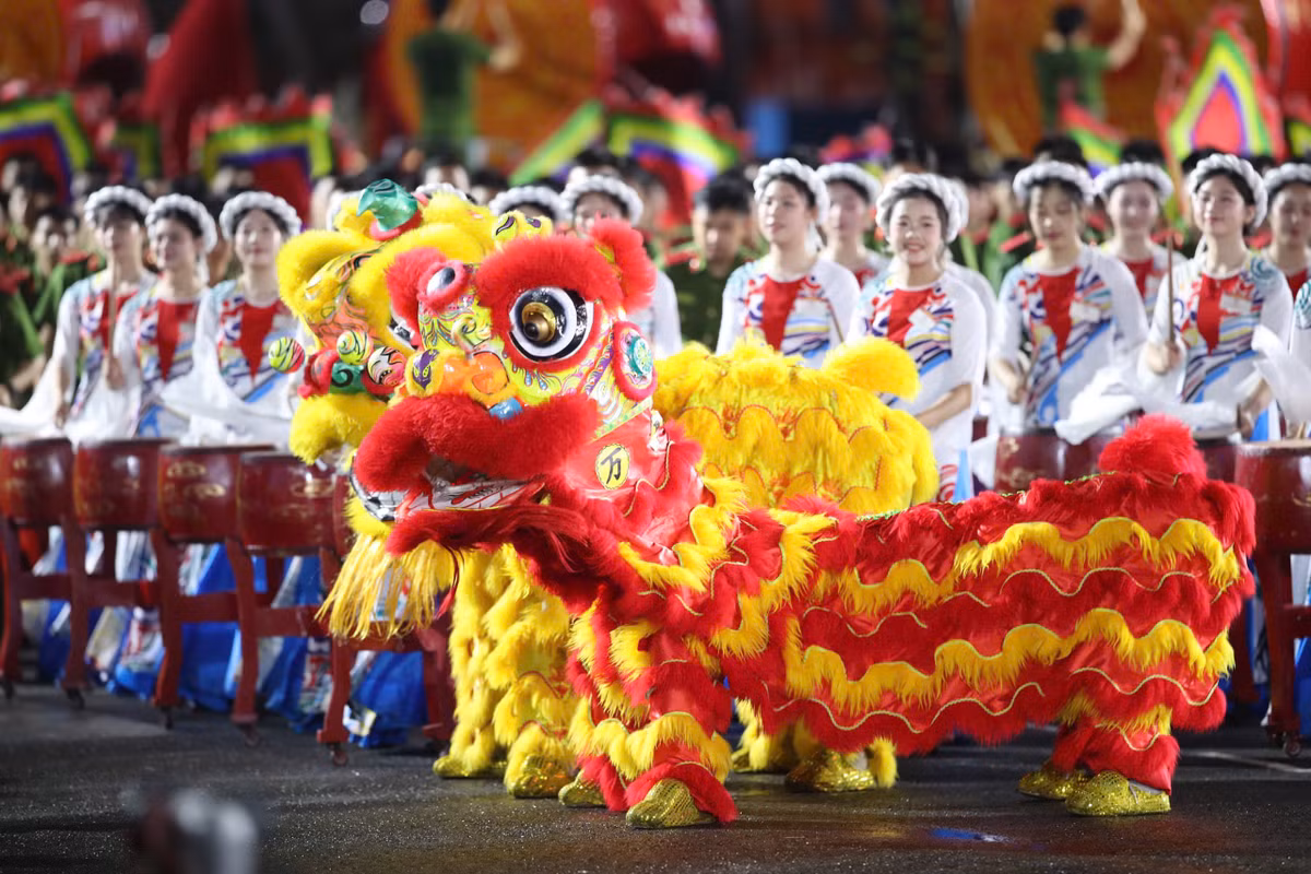 Màn múa lân mở màn tạo không khí sôi động trong đêm sơ duyệt, thu hút sự chú ý của đông đảo khán giả.
