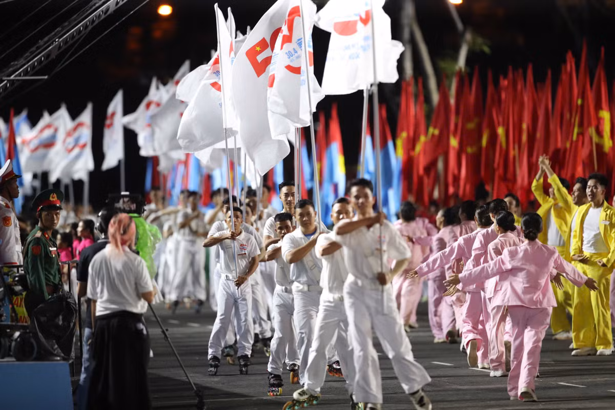 Hàng trăm nghệ sĩ và tình nguyện viên cùng đồng diễn trong tiết mục mở màn mang đậm tinh thần dân tộc.