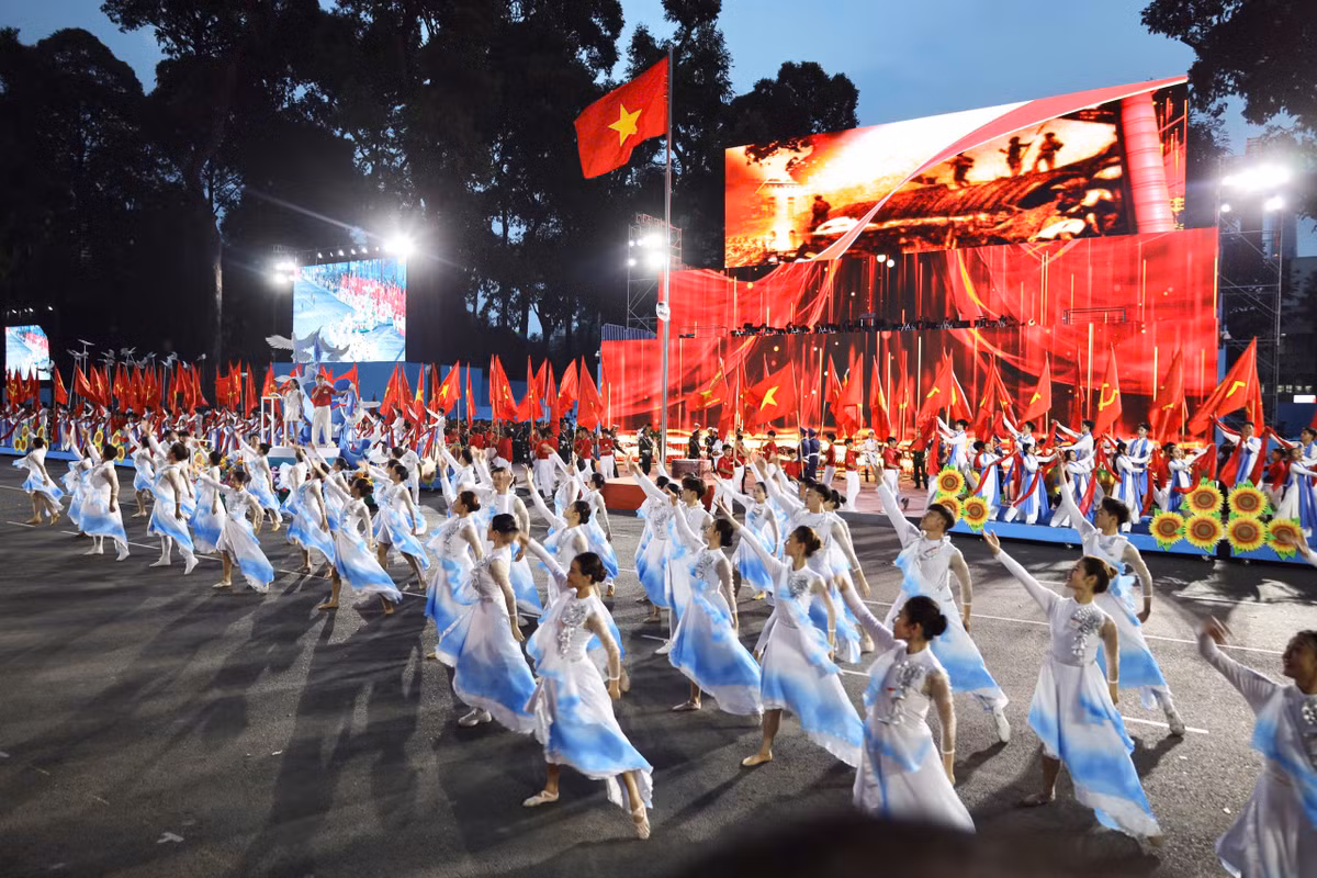 Từ các màn múa tái hiện hình ảnh đoàn quân giải phóng, đến những khúc hát khắc họa hành trình thống nhất non sông, chương trình đã khiến người xem không khỏi xúc động, tự hào.