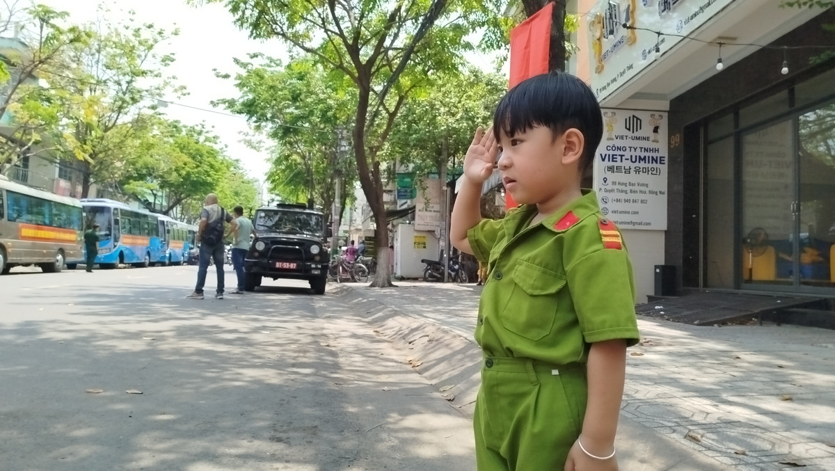Hình ảnh bé trai "chào điều lệnh" với đoàn diễu binh tại TP Biên Hòa