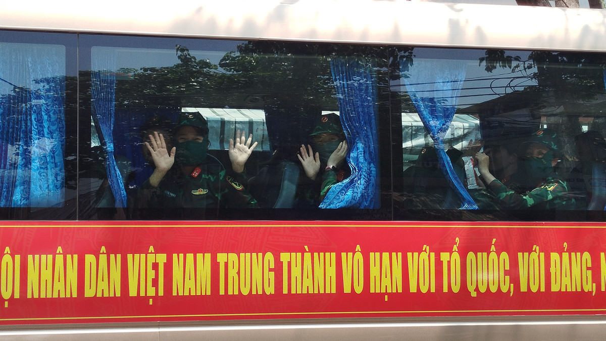 Trưa 5/4, đoàn tàu đặc biệt chở lực lượng diễu binh – diễu hành của Bộ Quốc phòng từ các đơn vị phía Bắc đã chính thức đến ga Biên Hòa (Đồng Nai), khép lại hành trình hơn 38 tiếng vượt hơn 1.700 km dọc đất nước.