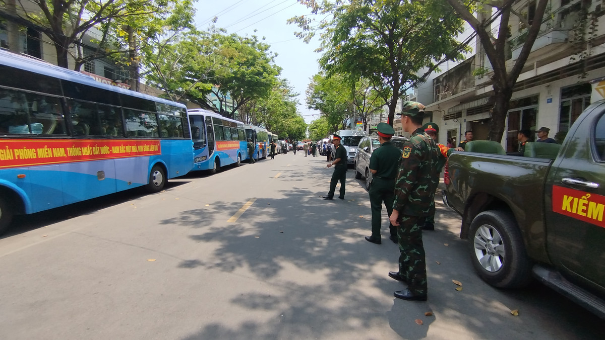 Đoàn xe chờ sẵn để đưa các chiến sĩ về TP HCM.