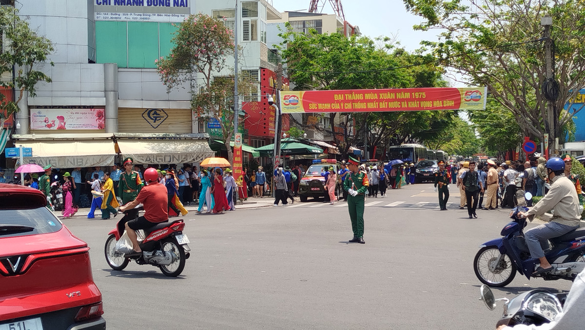 Các lực lượng chức năng phân luồng giao thông để đoàn xe đưa các chiến sĩ về TP HCM.