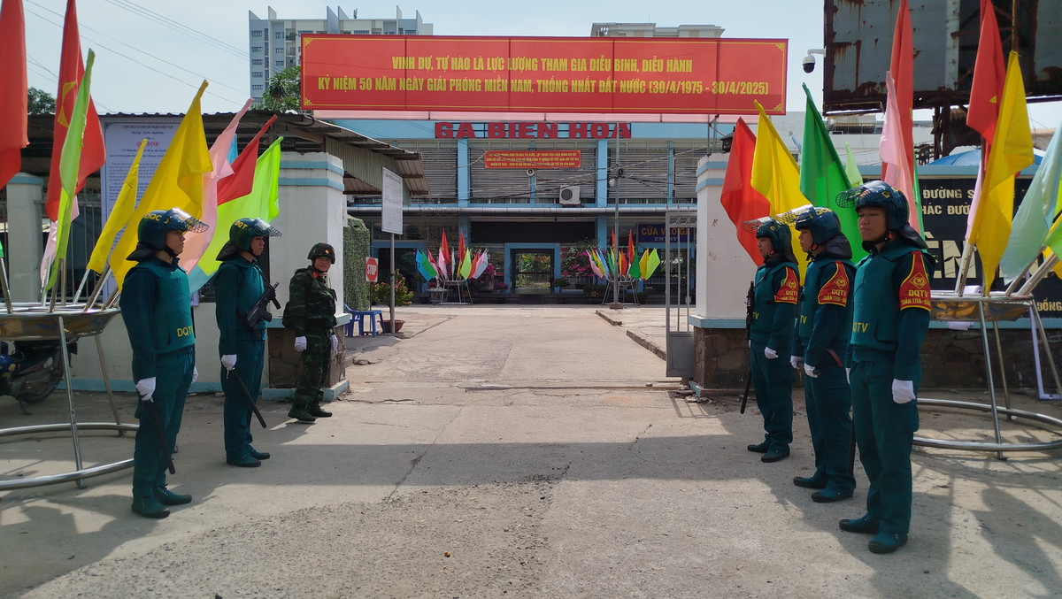 Từ sáng, lực lượng dân quân bảo đảm an ninh trật tự đã có mặt tại Ga Biên Hòa làm nhiệm vụ.