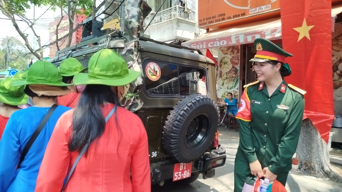 Dù vừa trải qua chặng đường dài, nhưng các nữ sĩ quan, quân nhân vẫn rất vui.