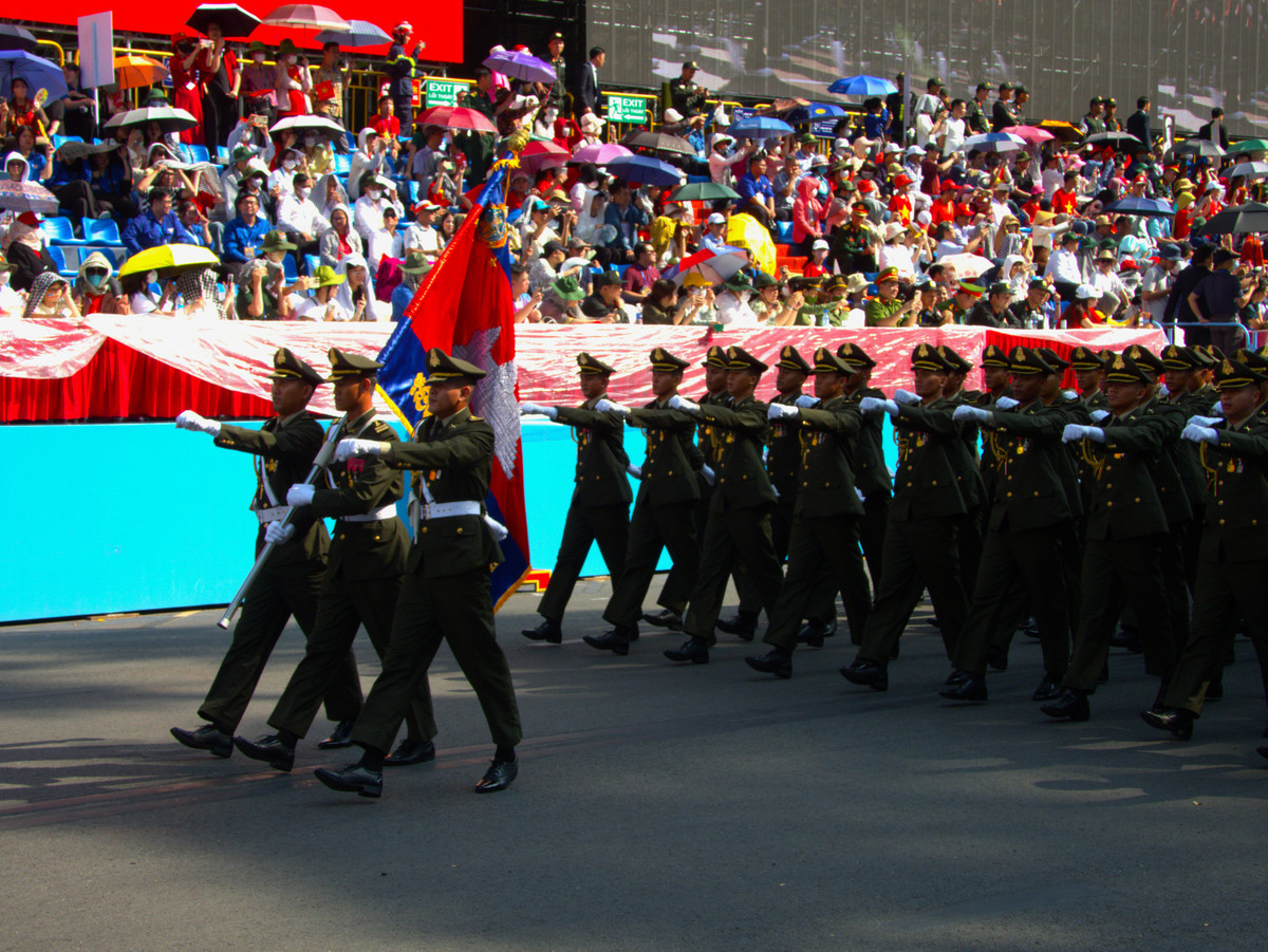 Cuối cùng, là khối Quân đội Hoàng gia Campuchia diễu hành trang nghiêm trong nắng sớm TP HCM.