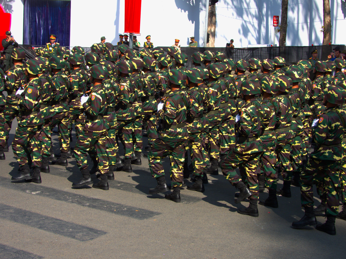 Đội hình diễu hành đều bước, thể hiện phong thái trang nghiêm và kỷ luật.