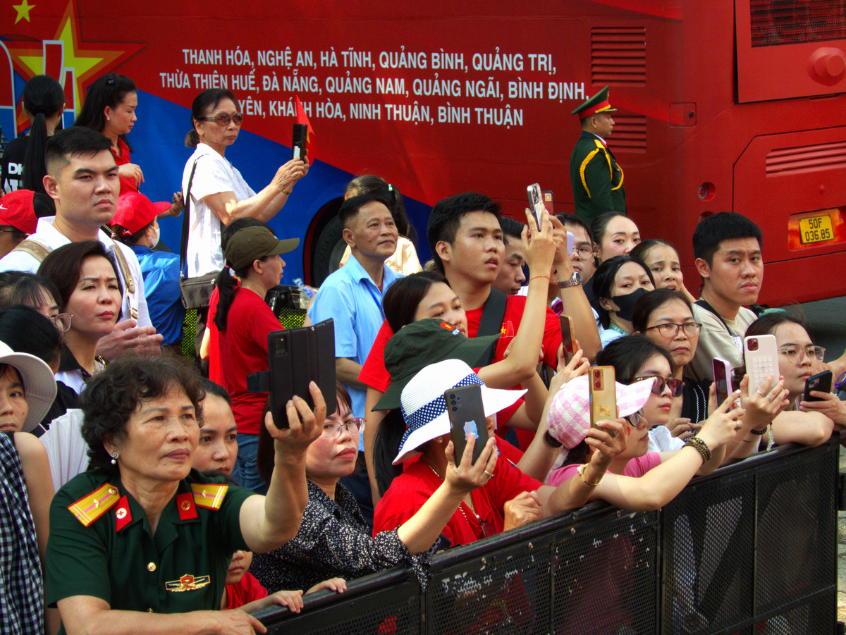 Bên cạnh đó, không khí tại trung tâm TP HCM từ sáng sớm đã rộn ràng, náo nhiệt khi hàng nghìn người dân tay cầm cờ Tổ quốc, hoa và biểu ngữ tập trung dọc các tuyến đường lớn để chào đón các đoàn diễu binh. Nhiều người tỏ ra vô cùng thích thú khi lần đầu tiên chứng kiến sự góp mặt của các khối quân đội quốc tế trong buổi tổng duyệt quy mô này.