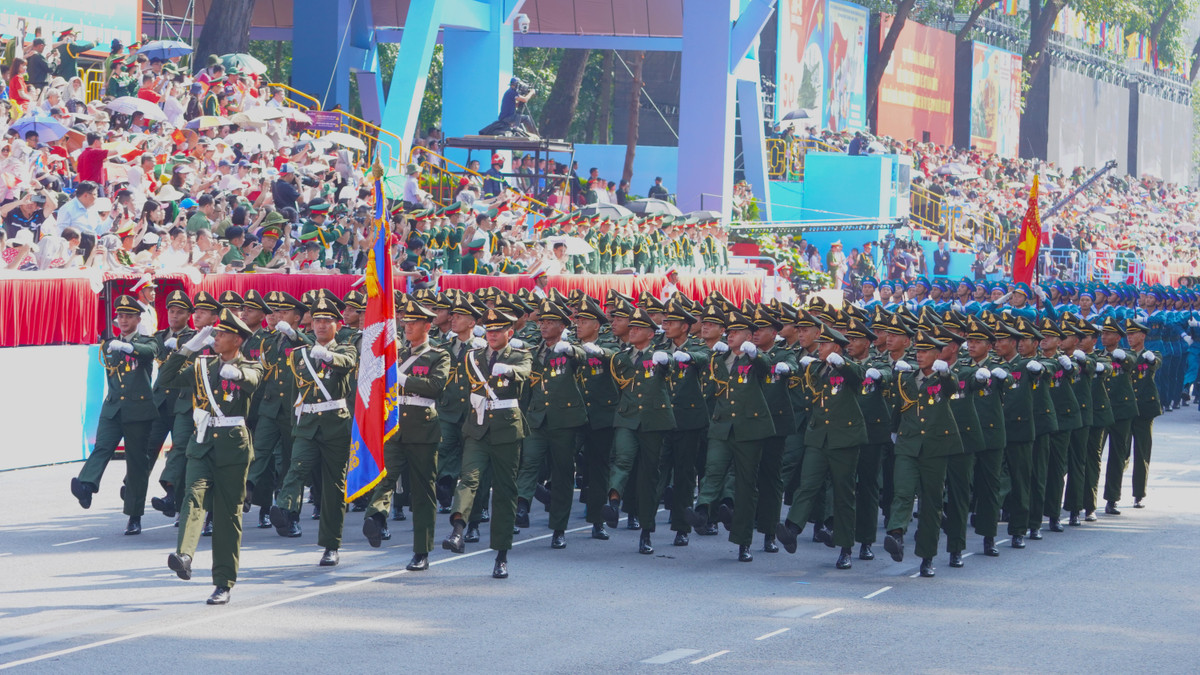 Chiến sĩ Campuchia cất bước tự tin, trang phục chỉnh tề, nhận được sự cổ vũ nhiệt tình của người dân.