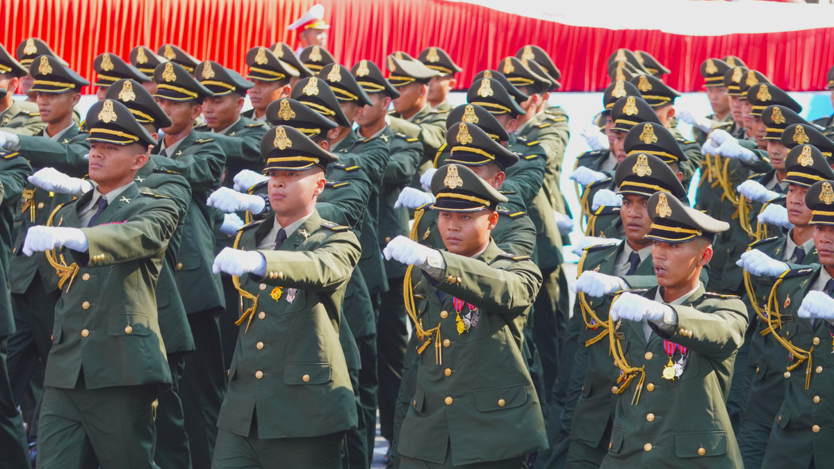 Hình ảnh đoàn quân Campuchia đầy khí thế, thể hiện mối quan hệ gắn bó bền chặt với Việt Nam.