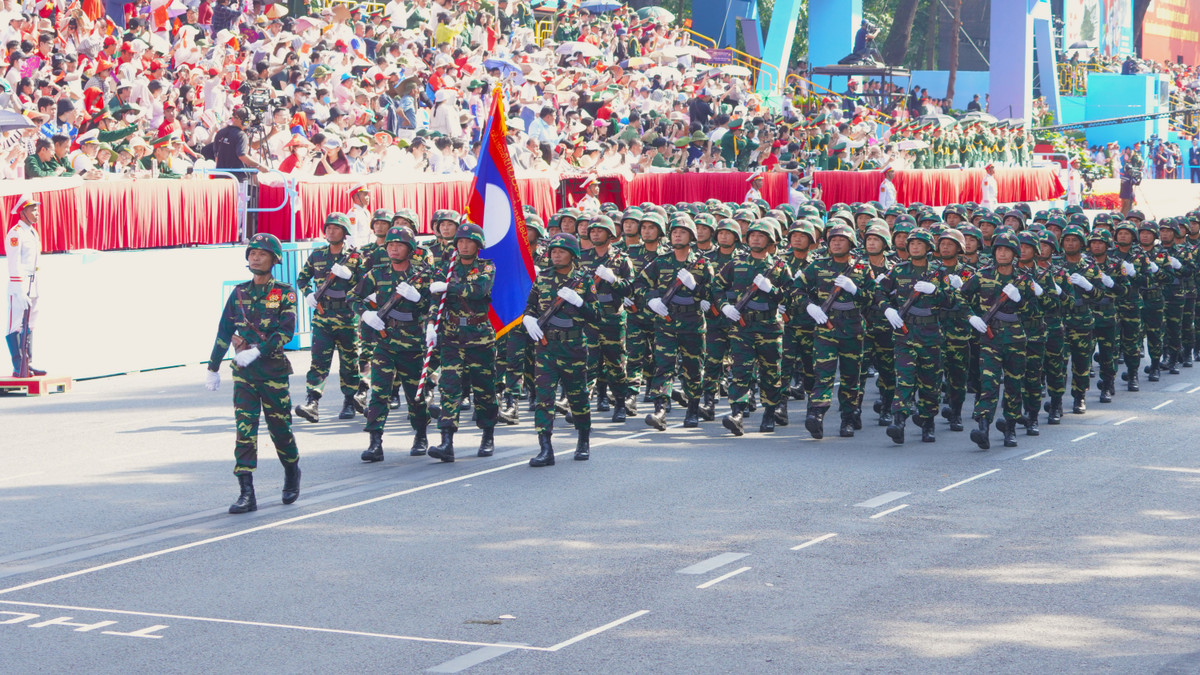 Tiếp đó, là các chiến sĩ Quân đội Nhân dân Lào sải bước mạnh mẽ, thể hiện tình đoàn kết truyền thống với Việt Nam.