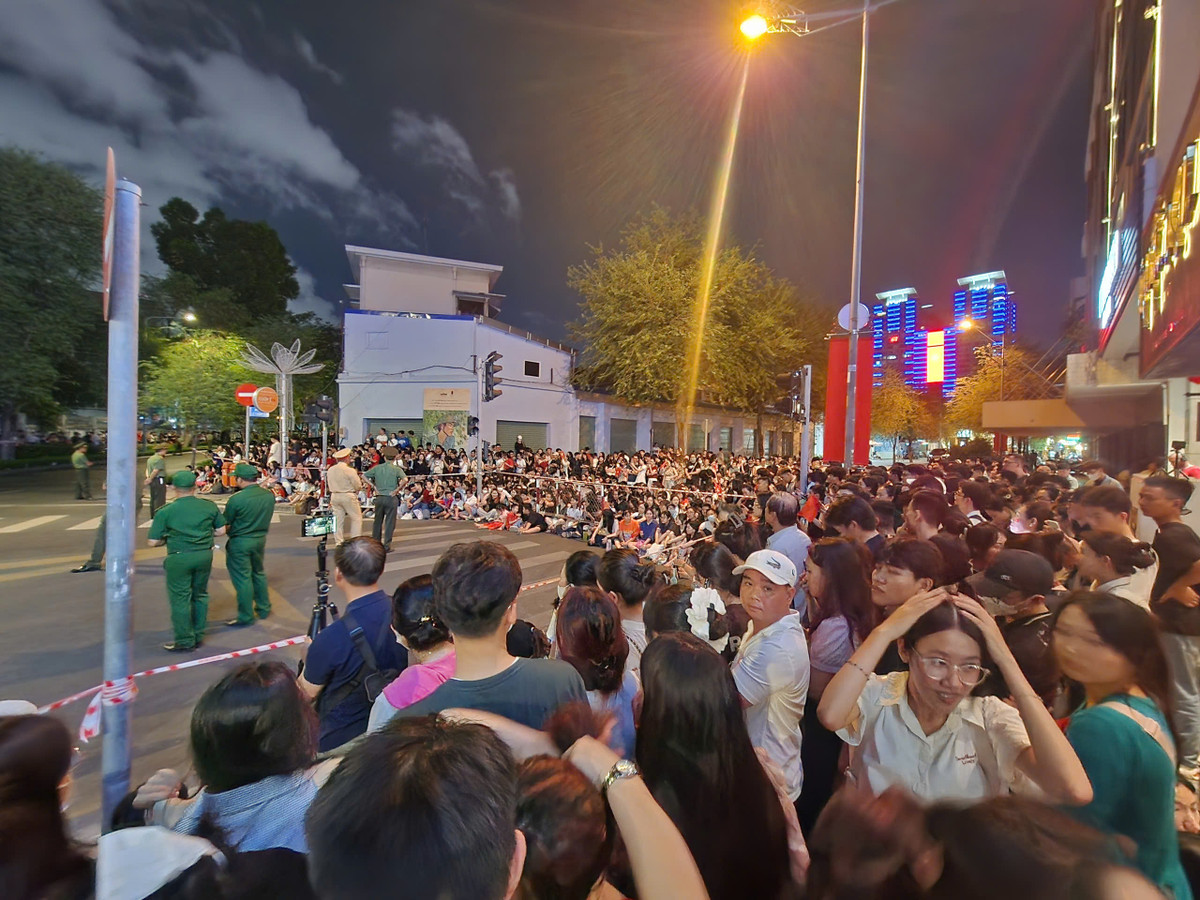 TP HCM: Hàng nghìn người dân háo hức chào đón đoàn quân diễu binh hợp luyện - Hình 4 TP HCM: Hang nghin nguoi dan hao huc chao don doan quan dieu binh hop luyen-Hinh-4