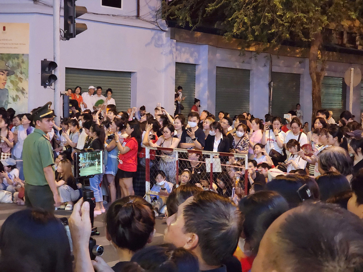 TP HCM: Hàng nghìn người dân háo hức chào đón đoàn quân diễu binh hợp luyện - Hình 7 TP HCM: Hang nghin nguoi dan hao huc chao don doan quan dieu binh hop luyen-Hinh-7