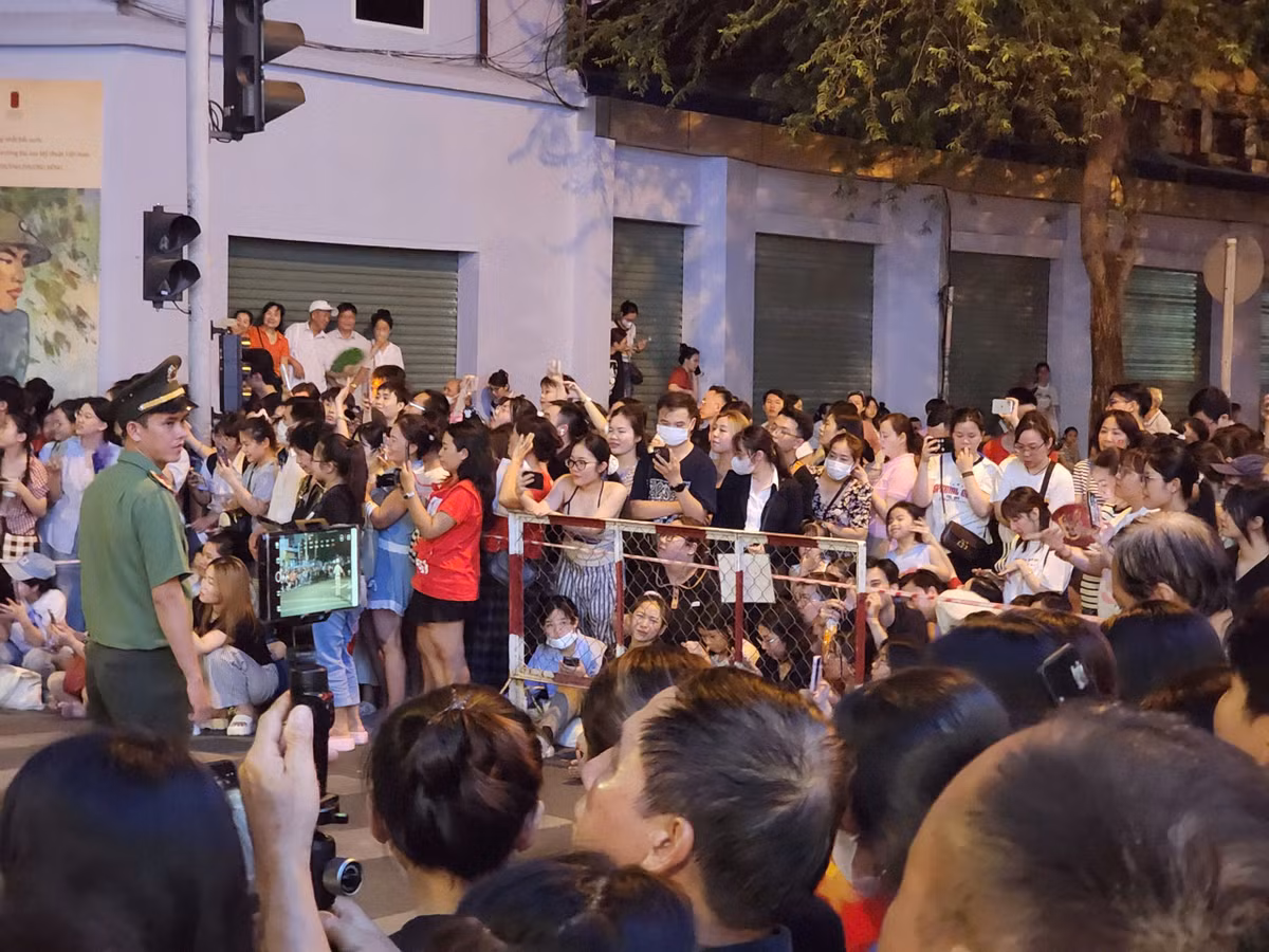 TP HCM: Hang nghin nguoi dan hao huc chao don doan quan dieu binh hop luyen-Hinh-7