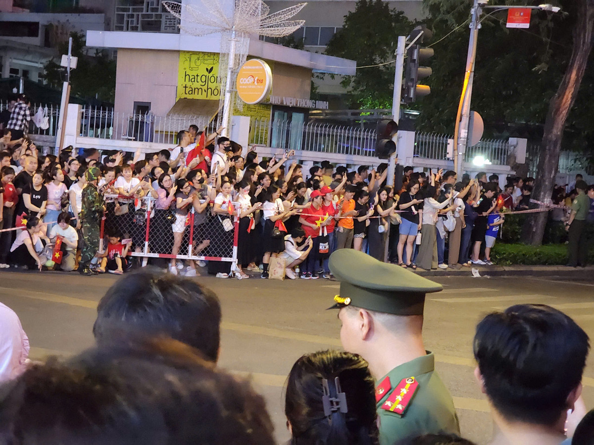 TP HCM: Hàng nghìn người dân háo hức chào đón đoàn quân diễu binh hợp luyện - Hình 9 TP HCM: Hang nghin nguoi dan hao huc chao don doan quan dieu binh hop luyen-Hinh-9