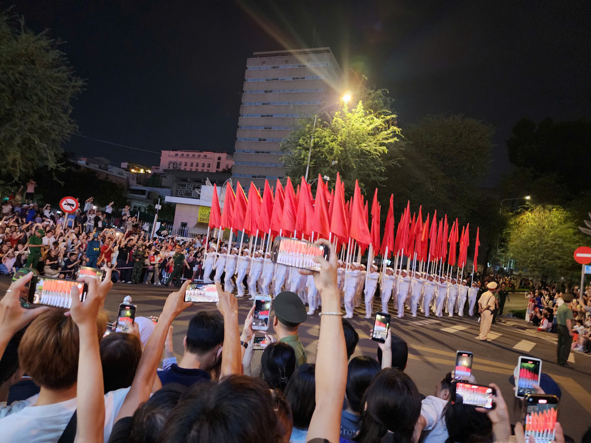 TP HCM: Hàng nghìn người dân háo hức chào đón đoàn quân diễu binh hợp luyện - Hình 8 TP HCM: Hang nghin nguoi dan hao huc chao don doan quan dieu binh hop luyen-Hinh-8