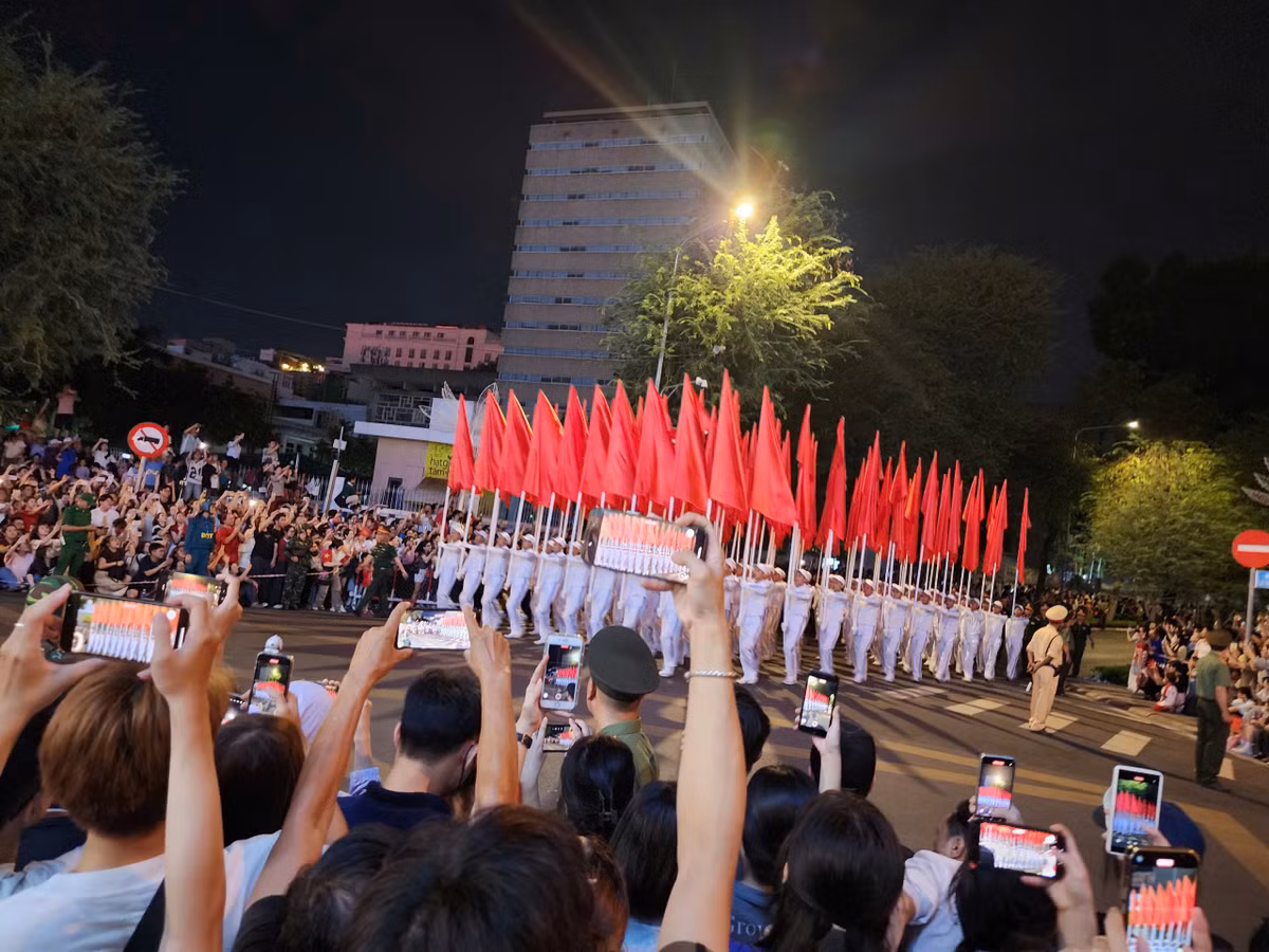 TP HCM: Hang nghin nguoi dan hao huc chao don doan quan dieu binh hop luyen-Hinh-8