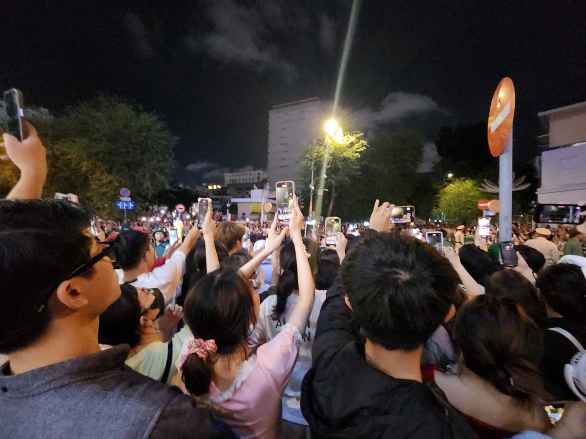 TP HCM: Hàng nghìn người dân háo hức chào đón đoàn quân diễu binh hợp luyện - Hình 2 TP HCM: Hang nghin nguoi dan hao huc chao don doan quan dieu binh hop luyen-Hinh-2