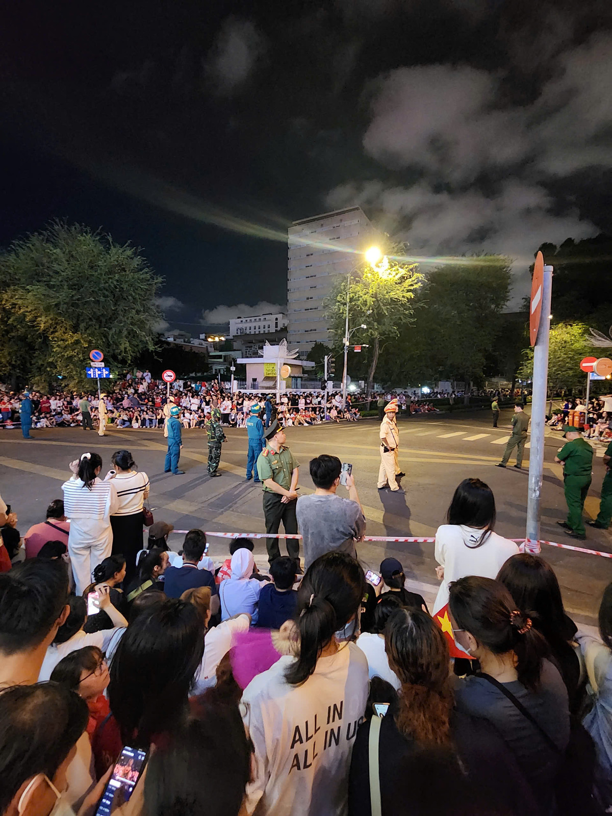 TP HCM: Hàng nghìn người dân háo hức chào đón đoàn quân diễu binh hợp luyện - Hình 6 TP HCM: Hang nghin nguoi dan hao huc chao don doan quan dieu binh hop luyen-Hinh-6