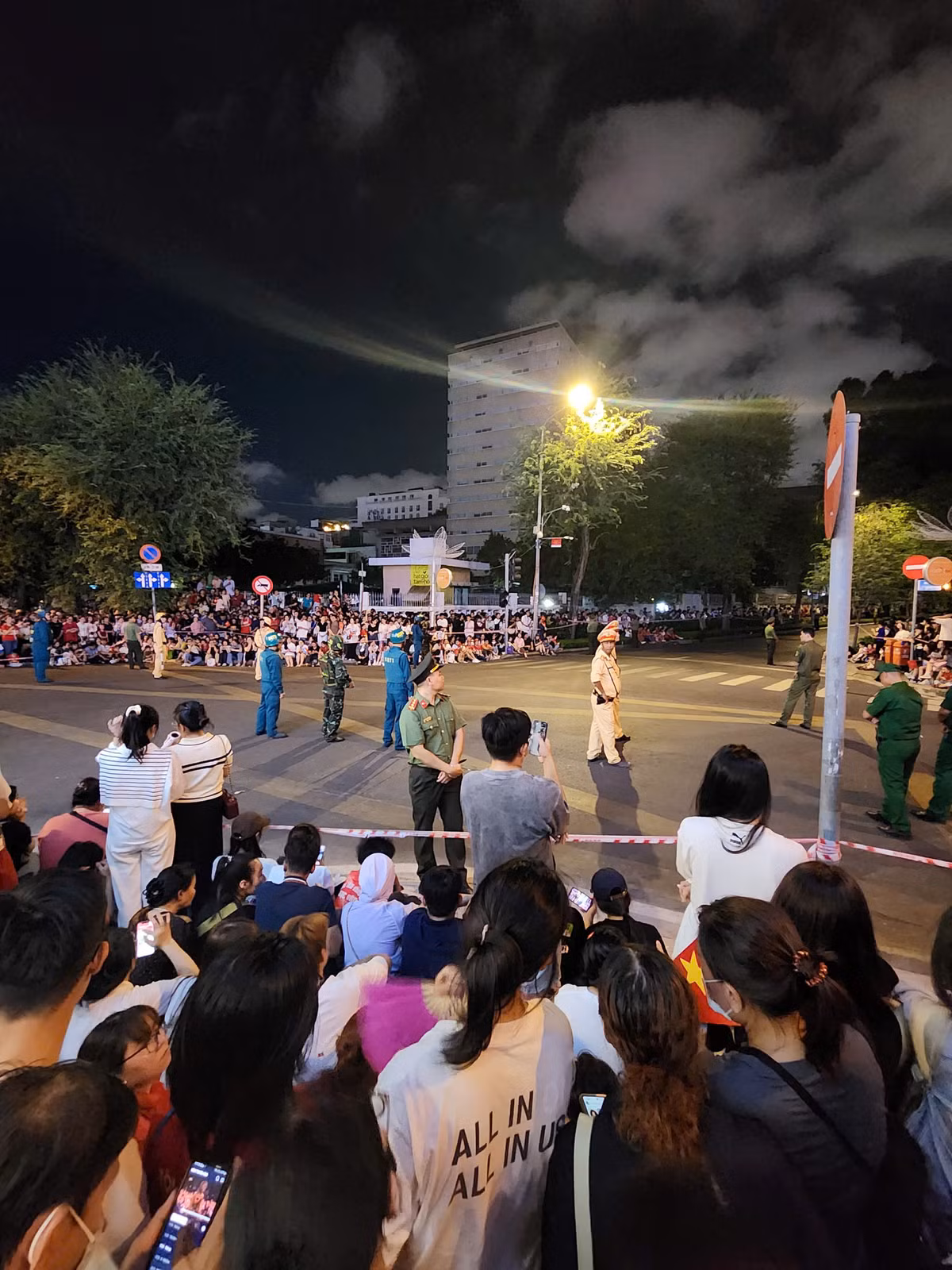 TP HCM: Hang nghin nguoi dan hao huc chao don doan quan dieu binh hop luyen-Hinh-6