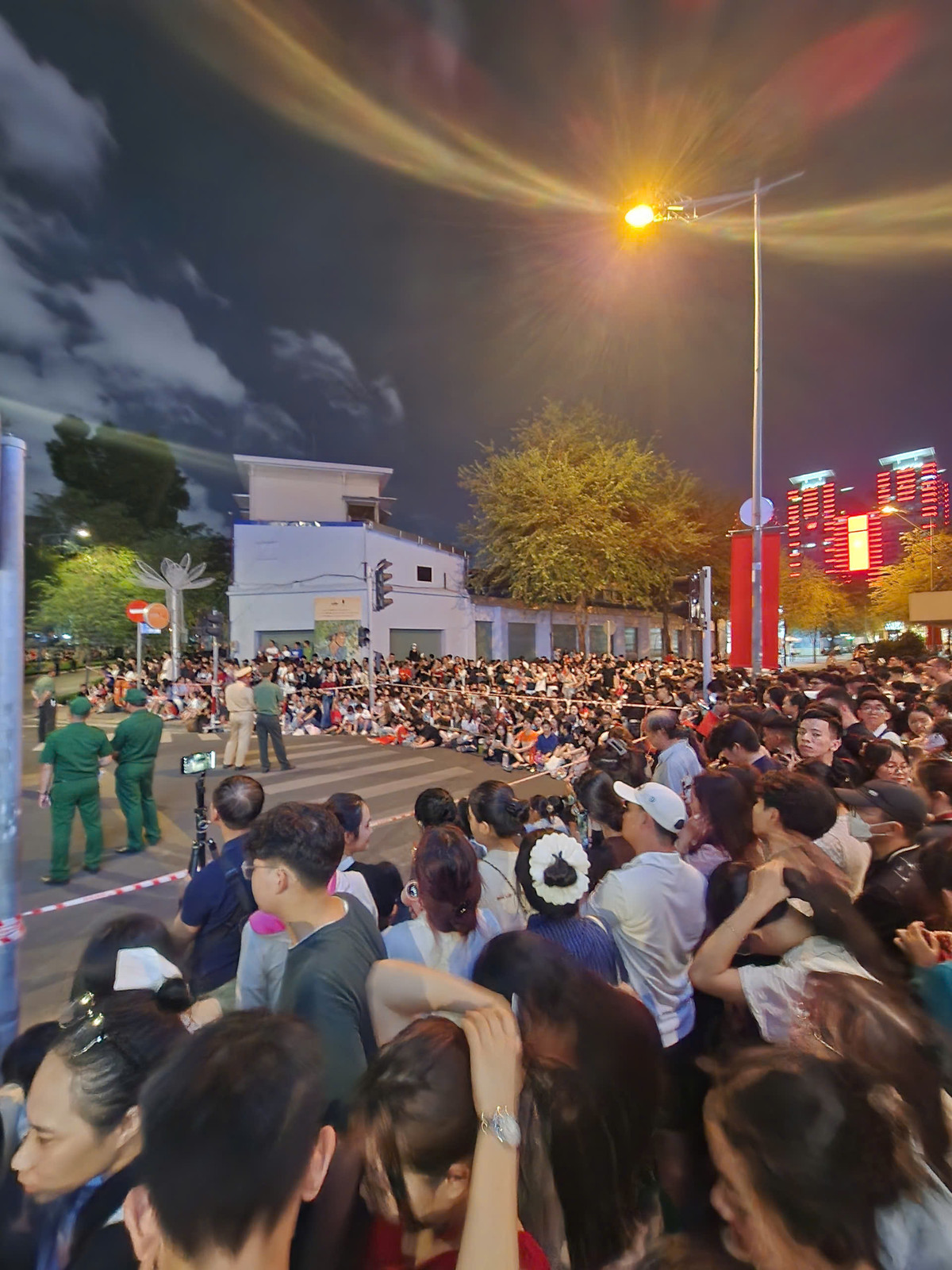 TP HCM: Hàng nghìn người dân háo hức chào đón đoàn quân diễu binh hợp luyện - Hình 3 TP HCM: Hang nghin nguoi dan hao huc chao don doan quan dieu binh hop luyen-Hinh-3