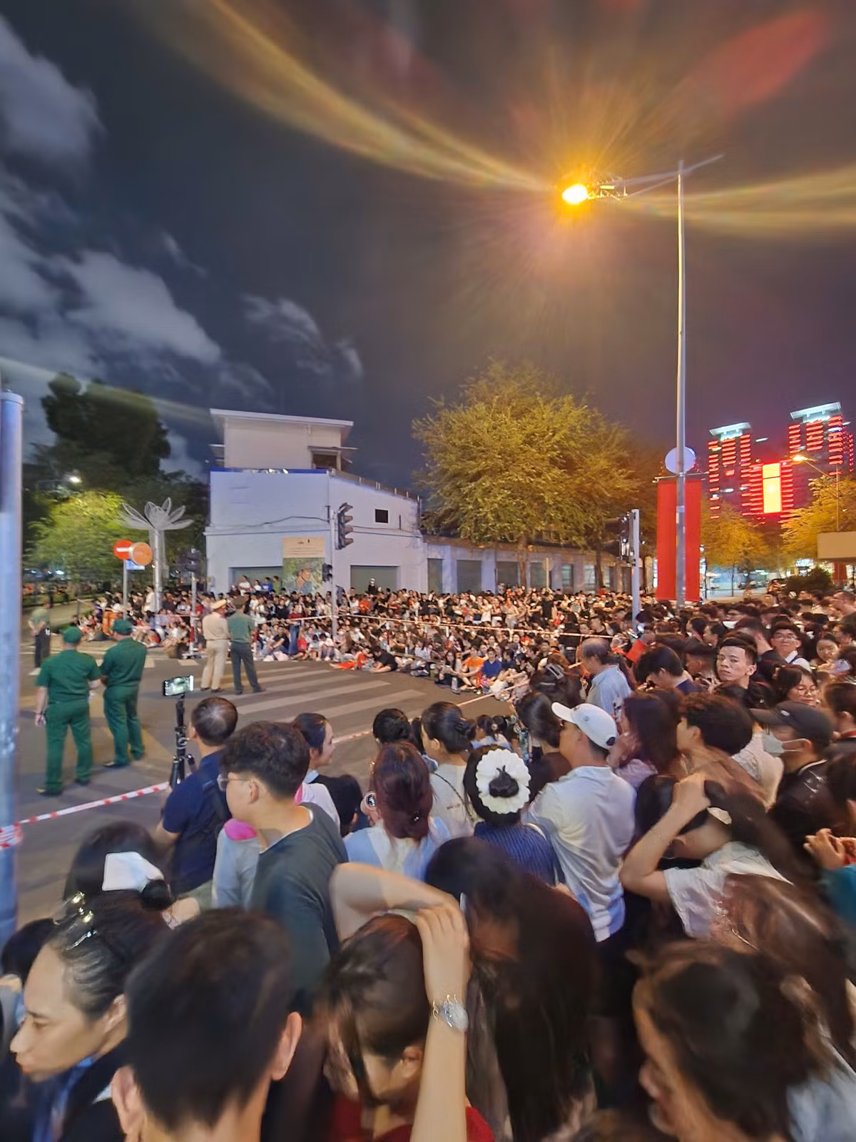 TP HCM: Hang nghin nguoi dan hao huc chao don doan quan dieu binh hop luyen-Hinh-3