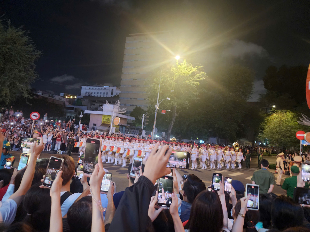 TP HCM: Hàng nghìn người dân háo hức chào đón đoàn quân diễu binh hợp luyện TP HCM: Hang nghin nguoi dan hao huc chao don doan quan dieu binh hop luyen