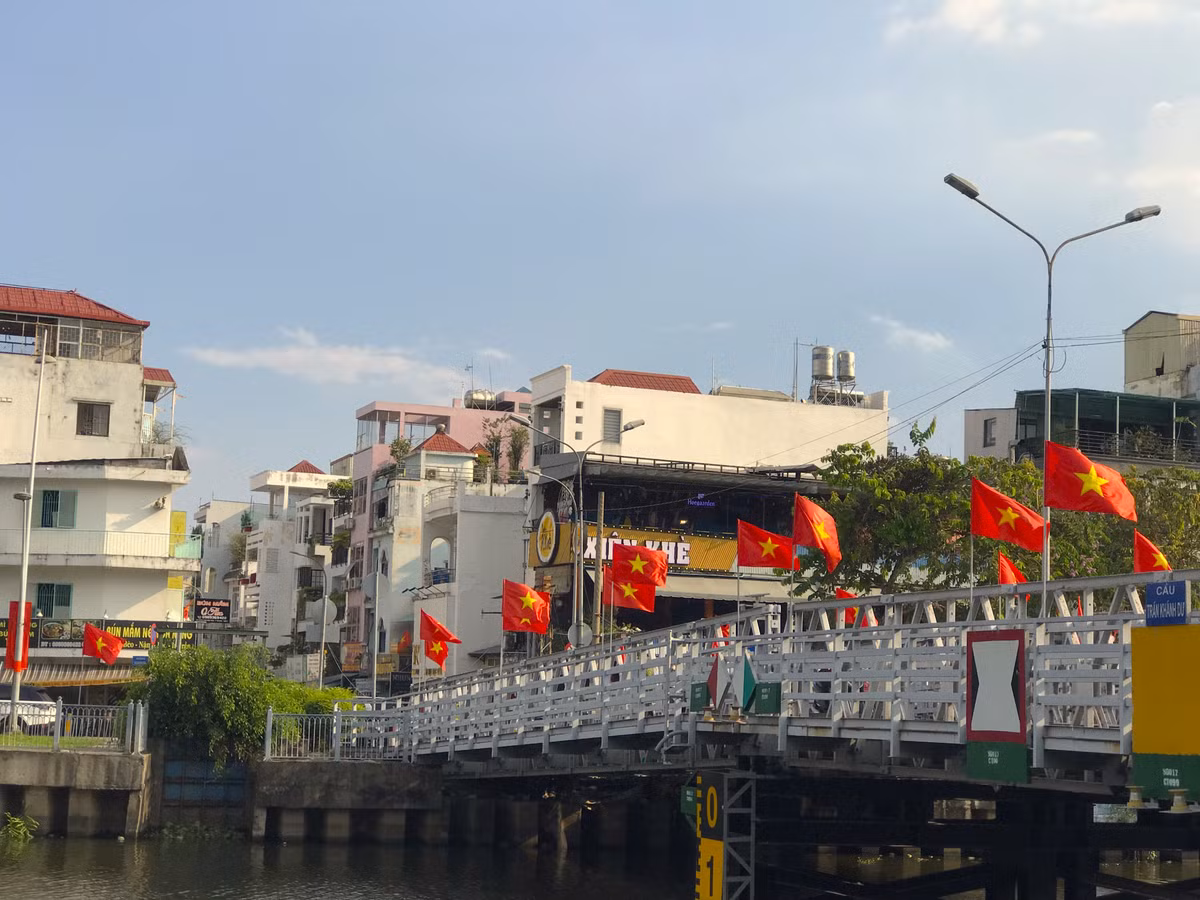 Cờ đỏ sao vàng tung bay khắp mọi nẻo đường.