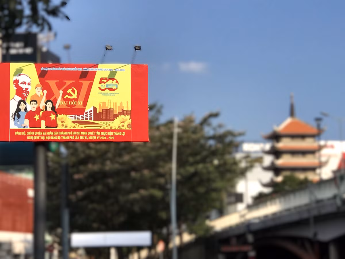 Bên cạnh đó, những Pano kỷ niệm 50 năm Giải phóng miền Nam 30/4.