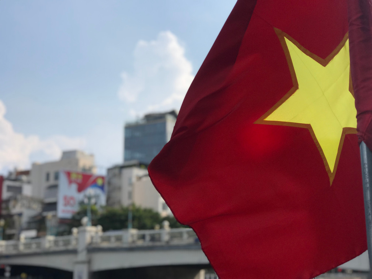 Nhiều khu dân cư cũng chủ động treo cờ, dựng băng rôn với các khẩu hiệu cổ động tinh thần đoàn kết, lòng yêu nước và niềm tự hào dân tộc.