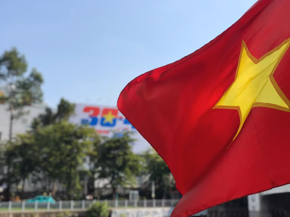 Không khí rộn ràng sắc cờ trên khắp các nẻo đường TP HCM không chỉ thể hiện tinh thần tự hào dân tộc, mà còn là lời tri ân sâu sắc gửi đến các thế hệ cha anh đã hy sinh vì độc lập, thống nhất Tổ quốc.