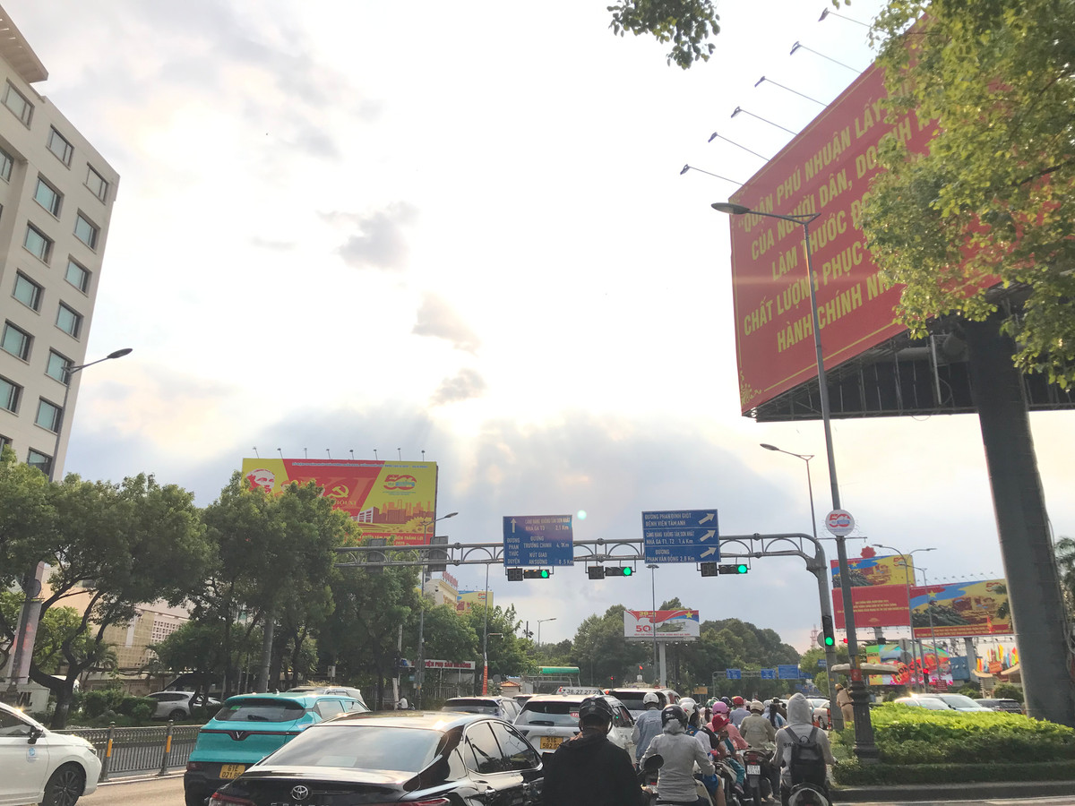 Những hình ảnh rực rỡ của cờ Tổ quốc, cờ Đảng, pano và khẩu hiệu trải dài khắp các tuyến phố không chỉ tạo nên không khí tưng bừng, phấn khởi mà còn khơi dậy niềm tự hào dân tộc, tinh thần yêu nước và ý chí vươn lên của người dân TP HCM. Trong sắc đỏ tháng Tư lịch sử, thành phố mang tên Bác đang cùng cả nước hướng về đại lễ 50 năm thống nhất với niềm tin, khát vọng và quyết tâm xây dựng đất nước ngày càng giàu đẹp, văn minh, hiện đại.