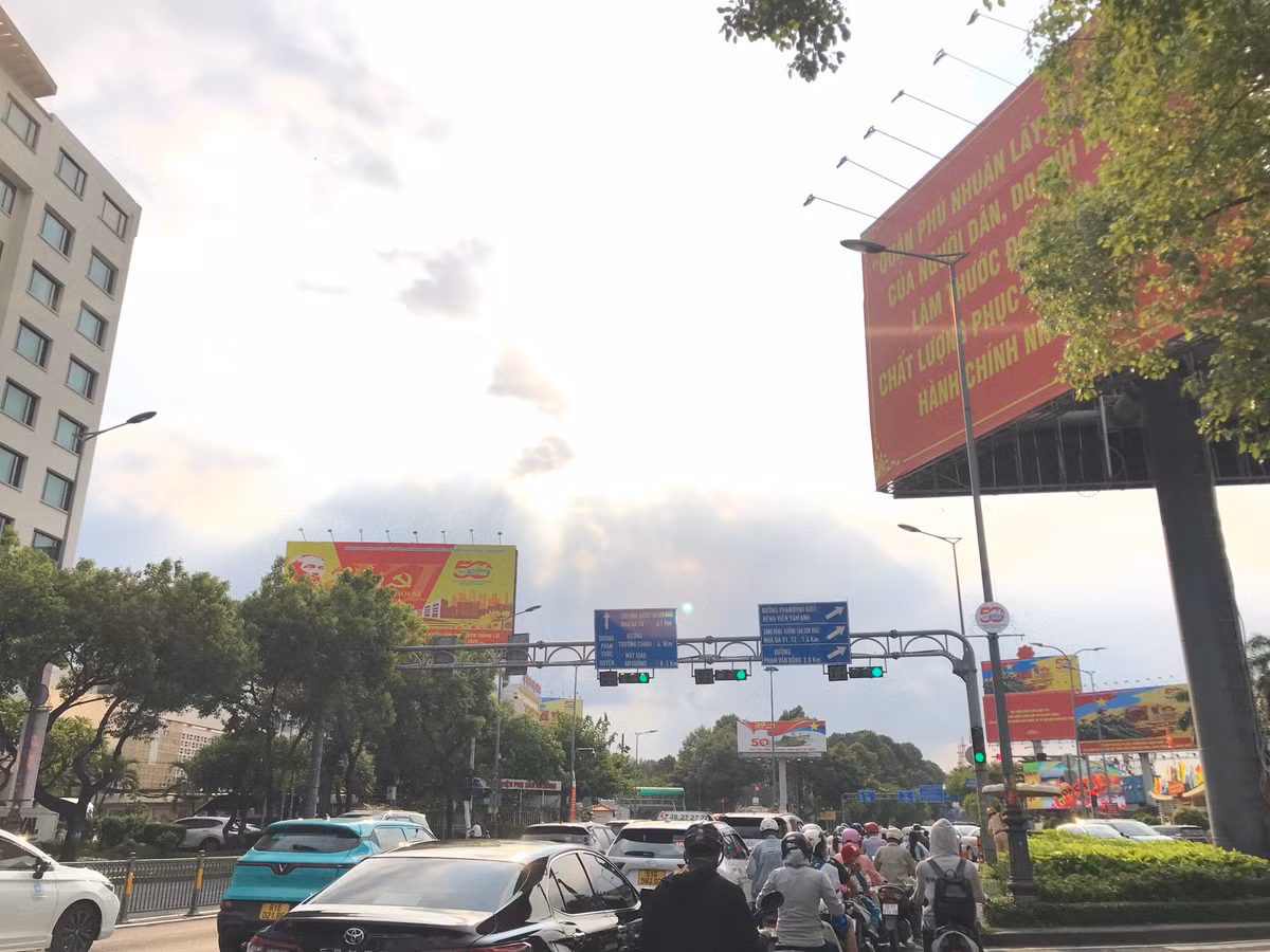 Những hình ảnh rực rỡ của cờ Tổ quốc, cờ Đảng, pano và khẩu hiệu trải dài khắp các tuyến phố không chỉ tạo nên không khí tưng bừng, phấn khởi mà còn khơi dậy niềm tự hào dân tộc, tinh thần yêu nước và ý chí vươn lên của người dân TP HCM. Trong sắc đỏ tháng Tư lịch sử, thành phố mang tên Bác đang cùng cả nước hướng về đại lễ 50 năm thống nhất với niềm tin, khát vọng và quyết tâm xây dựng đất nước ngày càng giàu đẹp, văn minh, hiện đại.