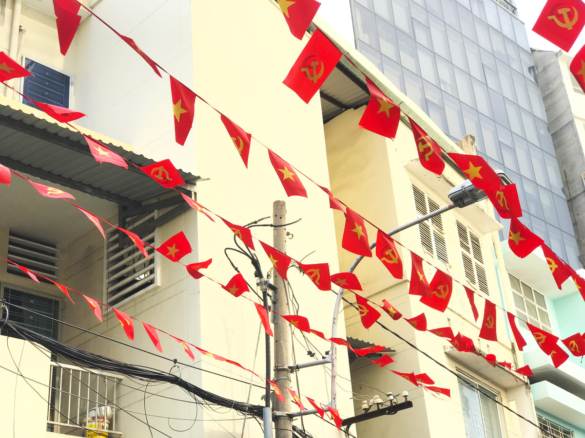 Cờ Đảng, cờ sao vàng tại các con hẻm nhỏ.