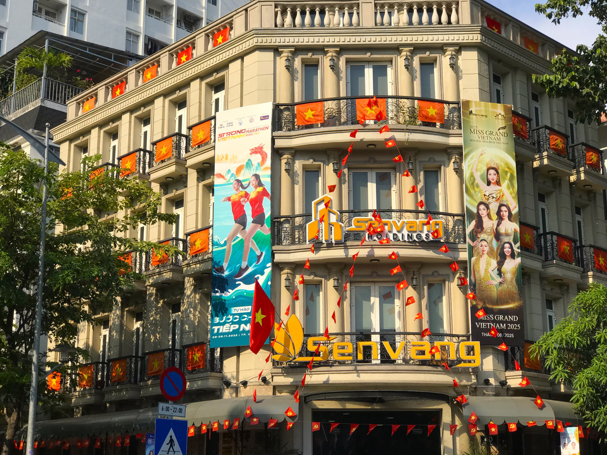 Theo ghi nhận của Báo Tri thức và Cuộc sống, tại các tuyến đường như Hoàng Sa, Trường Sa, Nguyễn Văn Trỗi…, không khí lễ hội đang lan tỏa rõ nét.