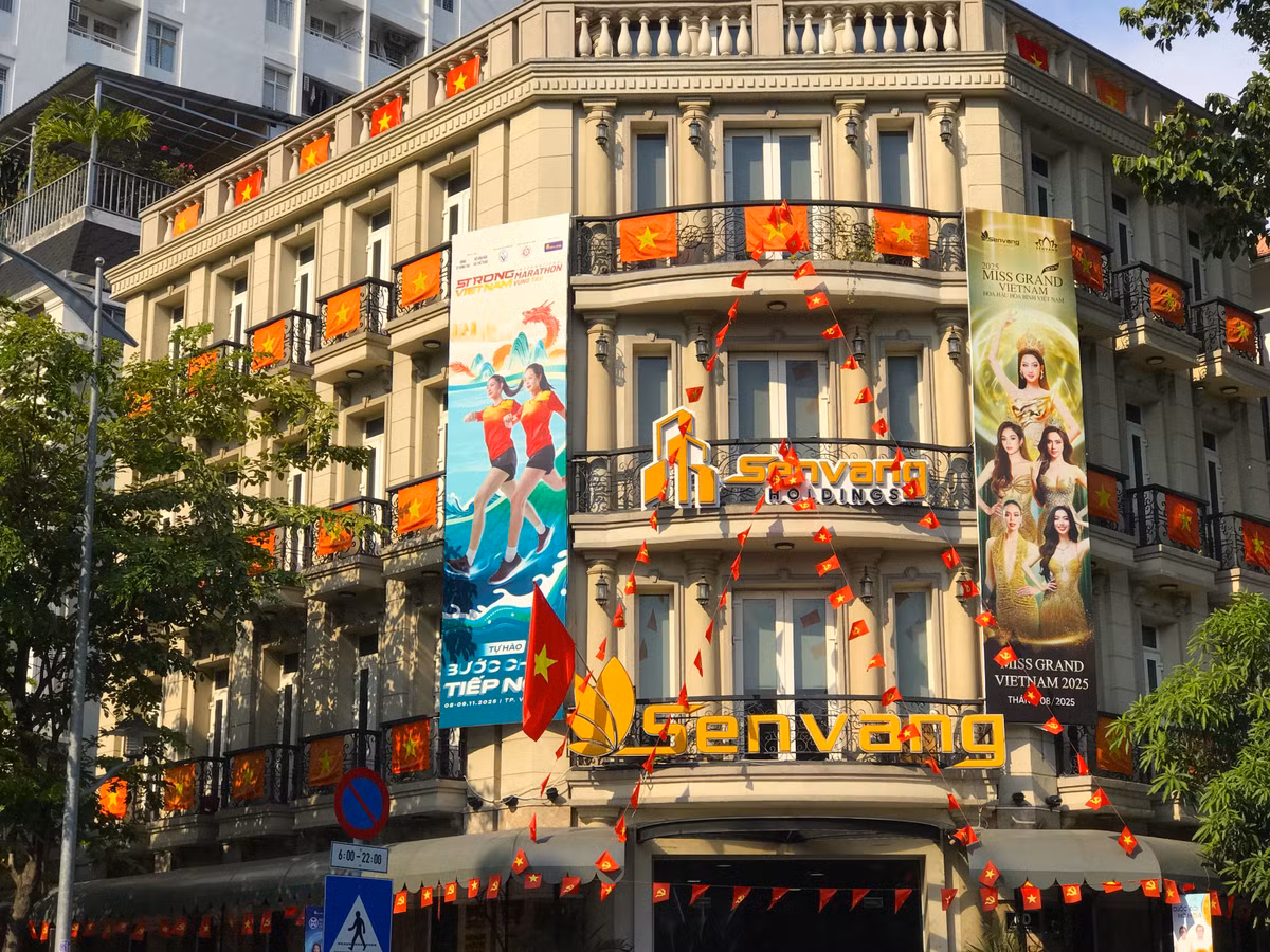 Theo ghi nhận của Báo Tri thức và Cuộc sống, tại các tuyến đường như Hoàng Sa, Trường Sa, Nguyễn Văn Trỗi…, không khí lễ hội đang lan tỏa rõ nét.