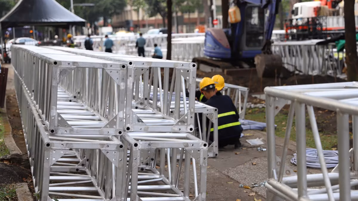 Giai đoạn 2: Từ ngày 31/3 đến 12/4, các hạng mục quan trọng trên trục đường Pasteur (đoạn từ Hàn Thuyên đến Lê Duẩn) được triển khai. Trong thời gian này, công tác thi công được đẩy nhanh, với việc lắp dựng sân khấu chính – nơi sẽ diễn ra các nghi thức trọng đại trong Lễ kỷ niệm.