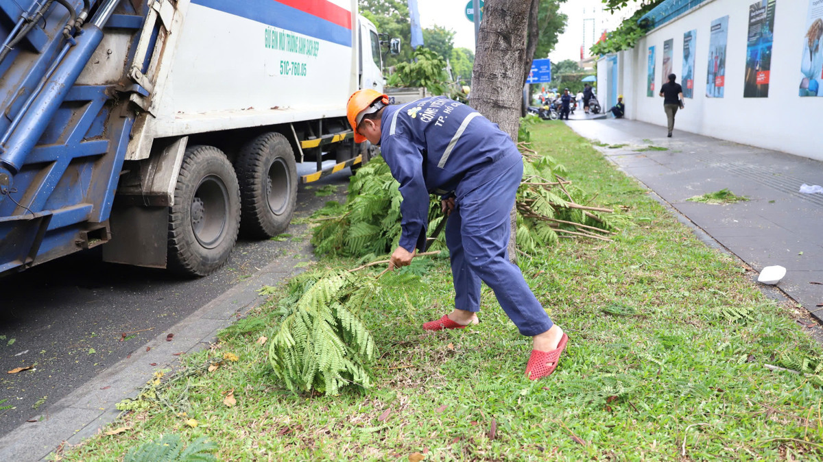 Giai đoạn 1: Bắt đầu từ ngày 22/3, công tác thi công được triển khai tại đoạn đường Pasteur (từ Lê Duẩn đến Alexandre De Rhodes). Đây là khu vực tập kết thiết bị, vật tư để xây dựng các hạng mục chính như khán đài B, C, khu hậu cần, khối nền và nhà bạt cho khán đài A. Dưới cái nắng gay gắt của TP HCM, lực lượng công nhân làm việc không ngừng nghỉ để đảm bảo tiến độ.
