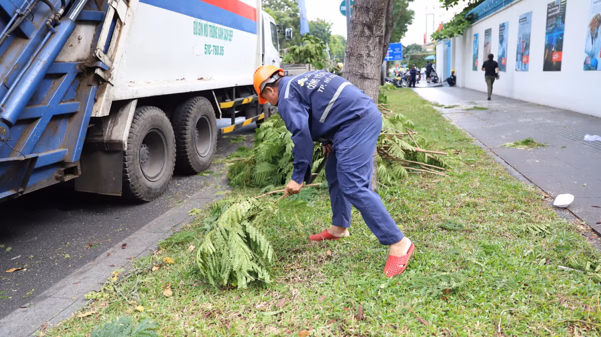 Giai đoạn 1: Bắt đầu từ ngày 22/3, công tác thi công được triển khai tại đoạn đường Pasteur (từ Lê Duẩn đến Alexandre De Rhodes). Đây là khu vực tập kết thiết bị, vật tư để xây dựng các hạng mục chính như khán đài B, C, khu hậu cần, khối nền và nhà bạt cho khán đài A. Dưới cái nắng gay gắt của TP HCM, lực lượng công nhân làm việc không ngừng nghỉ để đảm bảo tiến độ.