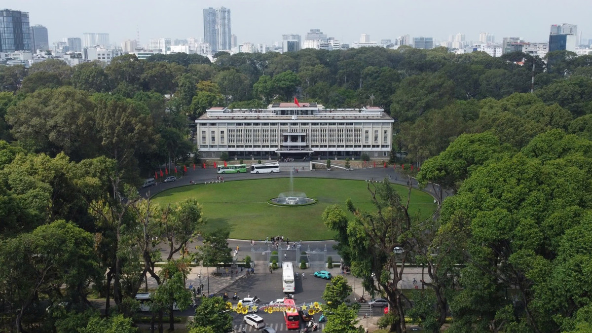 Lễ kỷ niệm năm nay dự kiến diễn ra tại khu vực trước Hội trường Thống Nhất, với quy mô lớn, thu hút sự quan tâm của đông đảo người dân và du khách. Từ cuối tháng 3, nhiều công trình phục vụ lễ kỷ niệm đã được triển khai trên trục đường Lê Duẩn - Pasteur, với kế hoạch thi công được chia làm 3 giai đoạn.